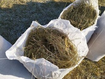 Ručně sušené seno