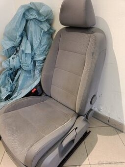 Přední sedadla VW Golf 5