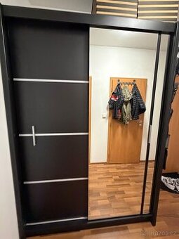 Šatní skříň se zrcadlem