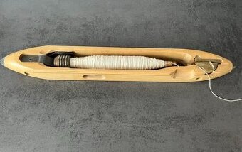 Tkalcovský člunek s cívkou, nepoužitý, délka 42 cm, dekorace