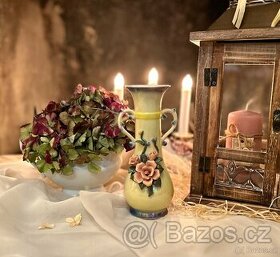 Vintage romantická váza (dekorace) s plastickými květinami - 1