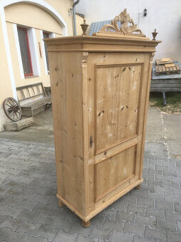 Stará skřín (selský nábytek).