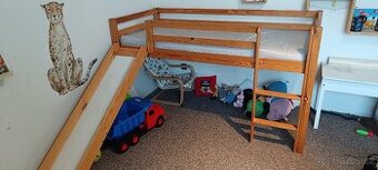 Postel se skluzavkou