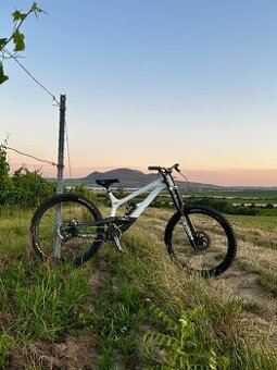 Prodám sjezdové kolo YT Tues 27.5 CF Pro Race 2019 – TOP sta