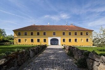 Komerční objekt u Českého Krumlova + stavební pozemky