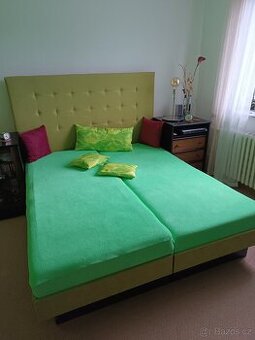 Maželská postel čalouněná