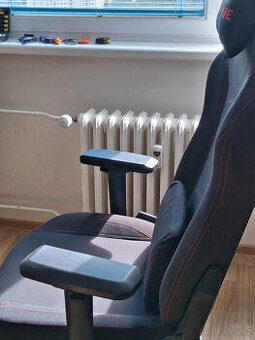 Herní židle k PC Sracer R6 s područkami nosnost 130 kg černá
