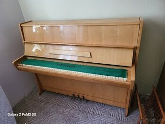 PIANO PETROF