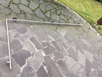 Rohová nerezová tyč za postel