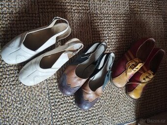 Retro boty, dětské oblečení, háčkované polštáře