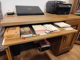 Prodám pracovní stůl pro práci s počítačem