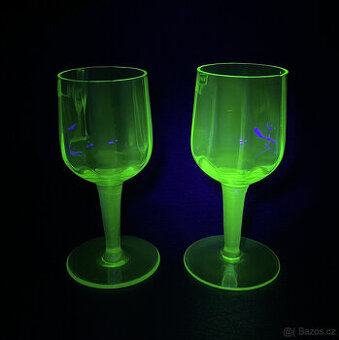 2x starožitná sklenice cejch 0.1l, uranové sklo