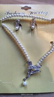 Perlový náhrdelník s náušnicemi.