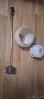 starý lustr a stindlo