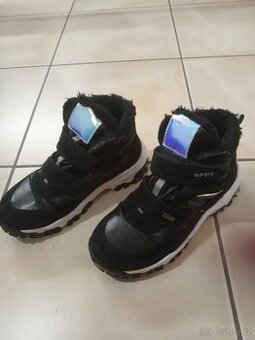 Prodáme nošené zateplené dívčí boty vel 32
