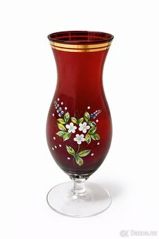 krásná skleněná váza ze sklárny z Kamenice nad Lipou