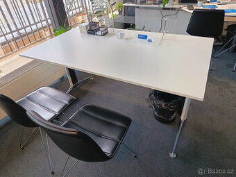 Velice zachovalý bílý kancelářský stůl 90x150cm i s oválem