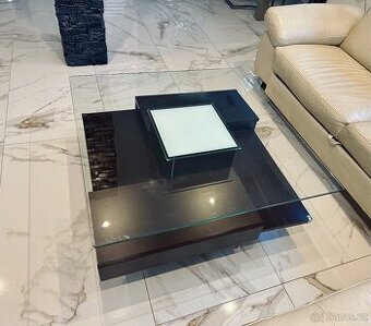 Kvalitní nábytek - skleněný konferenční stolek