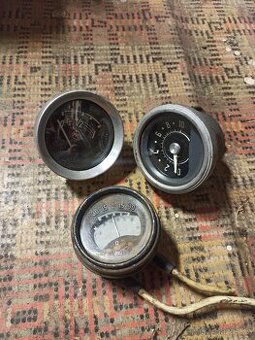 Automobilové budíky