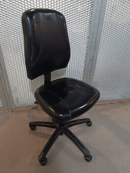 kancelářská židle nakolečkách kožená