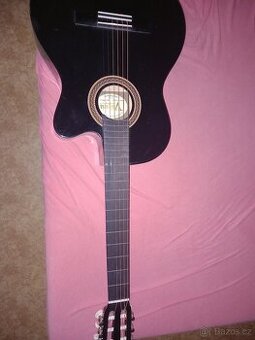 Prodám kytaru jako nová nové struny.