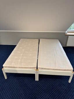 Dřevěná postel s matrací