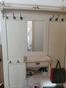 Starožitná šatní stěna