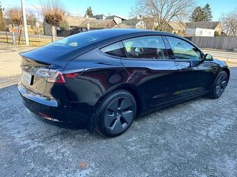 TESLA MODEL 3 110.500 km refresh matrix světla