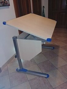 Polohovatelný psací stůl