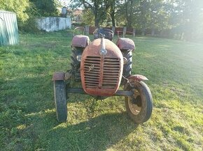 Koupím starý traktor tak toho svorky chodí musíme si pomáha