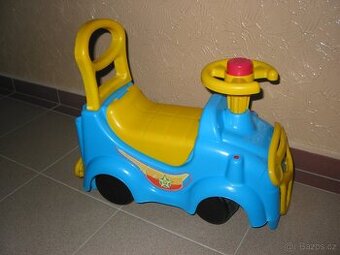 Odrážedlo autíčko troubící