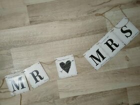 Girlanda Mr&Mrs na svatbu