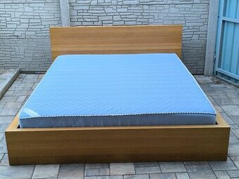 Prodám manželskou postelí + Matrací 160cm x 200cm