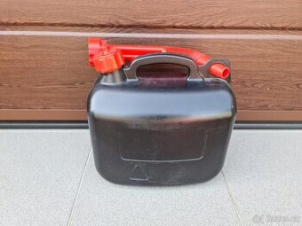 Praktický plastový kanystr 5 l