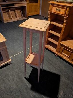 Ruční truhlářská práce – masivní odkládací stolek / květinov