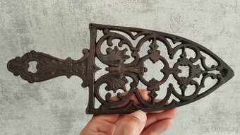 Krásná stará zdobená podložka pod starou žehličku TOP