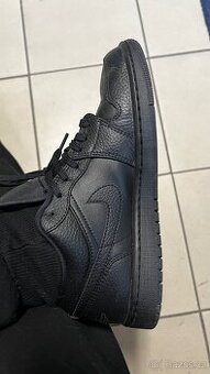 Nike Air Jordan 1 triple black