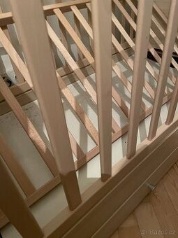 Prodám rostoucí dětskou postýlku s přebalovacím pultem