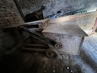 stará, rustikální stolní pila (cirkulárka)