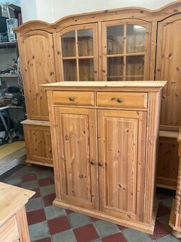 Vysoká komoda vertiko  šuplíky