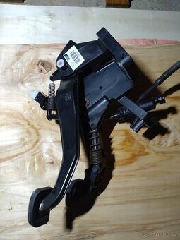 Spojkový a brzdový pedál