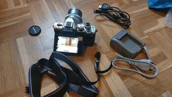 Olympus OM-D E-M10 II s objektivem 14-42