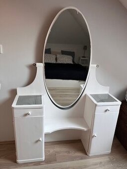 Starožitná toaletka se zrcadlem