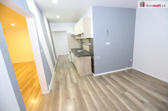 Krásný slunný byt 2+kk v pátém patře cihlového domu s výtahe