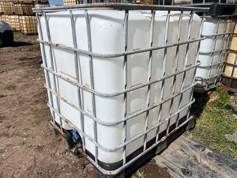 IBC kontejner, nádrž na vodu 1000l. klec na dřevo