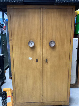 Trezor skříňový dvoudveřový objemný za 8.000 kč