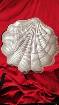 mísa  "mušle" z bílého opálového skla,30. až 40.léta