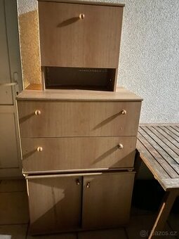 Zbytek obývací stěny - skříňky a šuplíky