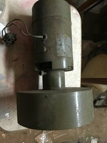 Elektromotor s nádstavcem