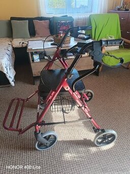 Rose čtyřkolové chodítko se stupačkou